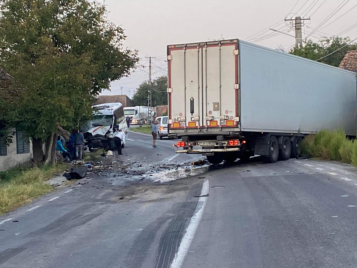 Șofer de microbuz mort într-un accident cu zece victime, la Chibed, în Mureș, unde a intrat într-un TIR