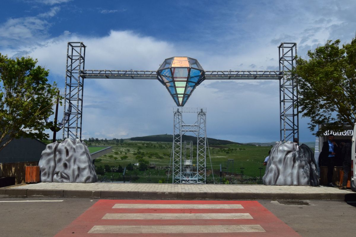 Bar din sticlă în formă de diamant, suspendat la 280 de metri deasupra unui canion. În ce țară a fost construit