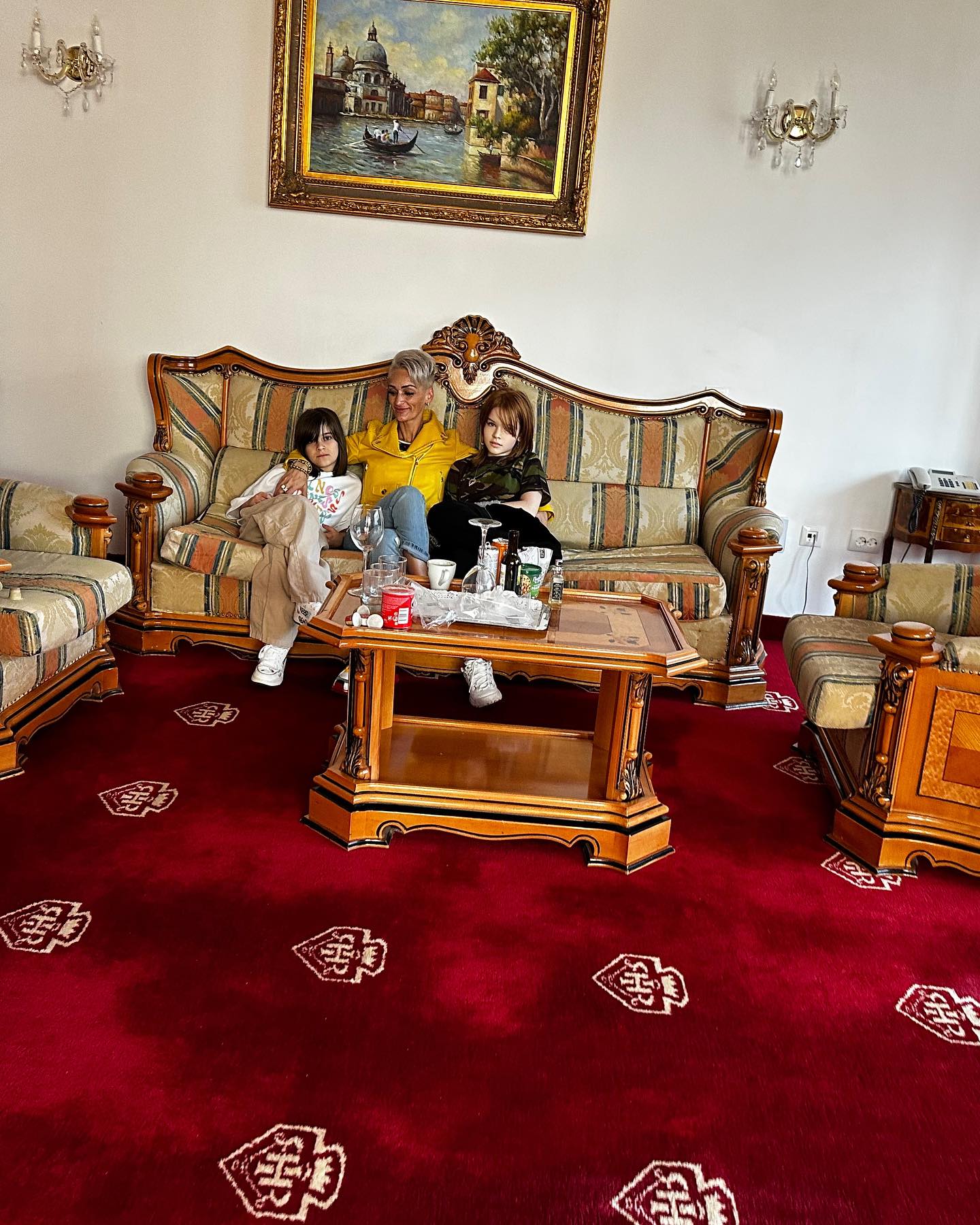 Gabriela Lucuţar, „Regina Întunericului”, a divorţat de soţ după 20 de ani de căsnicie. Cu cine vor rămâne cei 3 copii. „Am renunţat la numele lui”