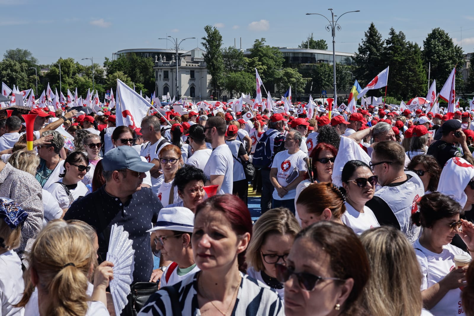 Proteste din cauza legii salarizării: sindicaliștii SANITAS, angajații de la Fabrica de Arme Cugir, ANAF și magistrații se revoltă