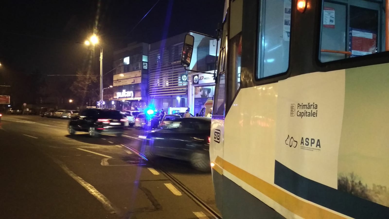 ȘTIREA MEA/ Un tramvai și două mașini au fost implicate într-un accident în București, la Piața Muncii |FOTO