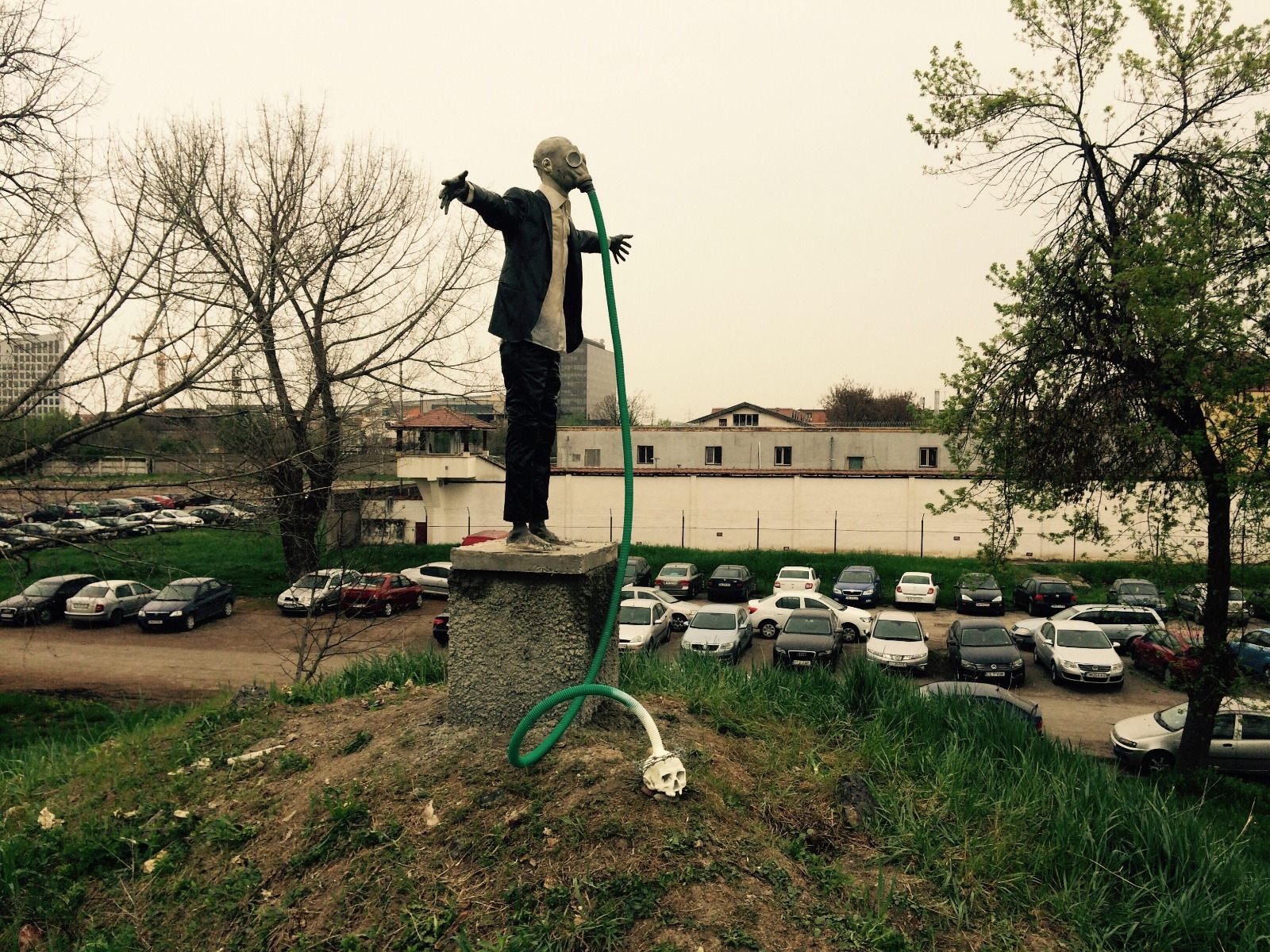 Încă o apariție șocantă la Timișoara: Cristo Redentor, reinterpretat de Grupul Baraka. Artiștii au mai expus anul trecut un „mort” cu penisul în erecție/ FOTO