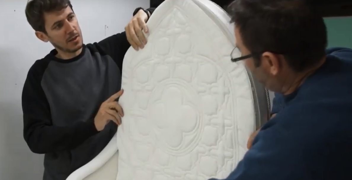 Mihai Grama, designerul scaunului papal: «Nimeni nu s-a așezat pe el, nu am făcut genul ăsta de glumă, pentru că este dedicat unei personalități»