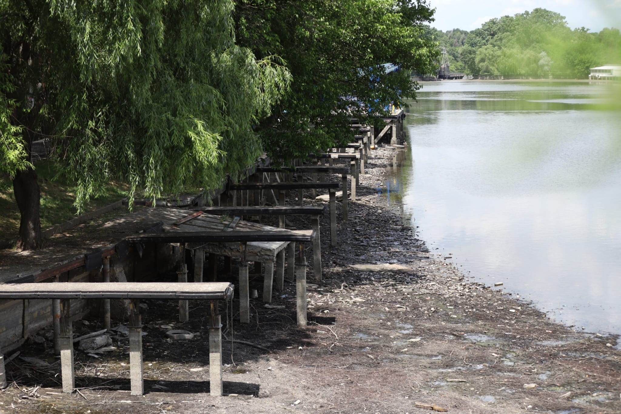 Cum arată lacul golit din parcul Herăstrău din București. Trotinete și scaune, printre obiectele găsite pe fundul lacului
