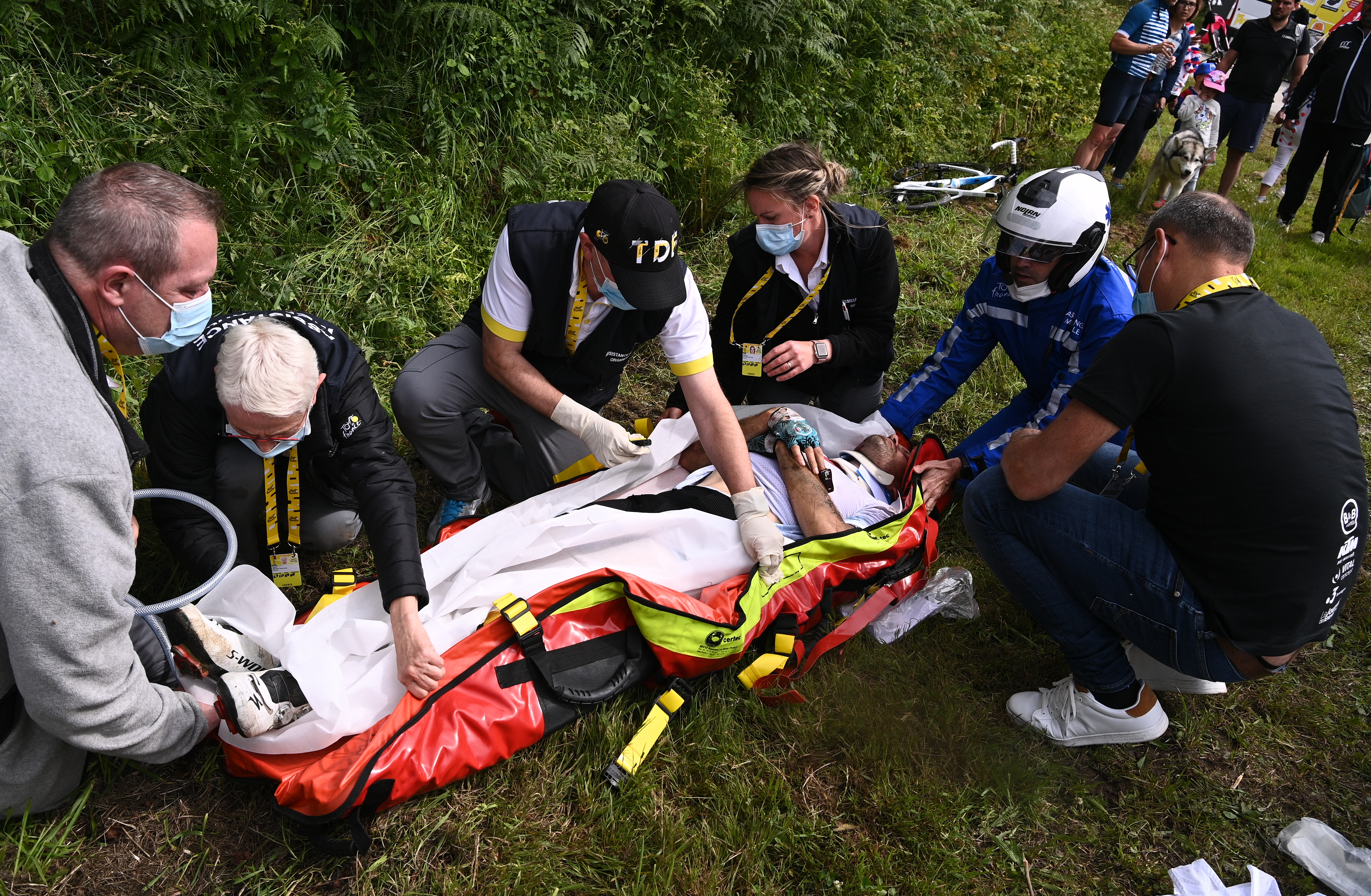 Turul Franței a debutat cu un accident în lanț în care au fost implicați zeci de cicliști