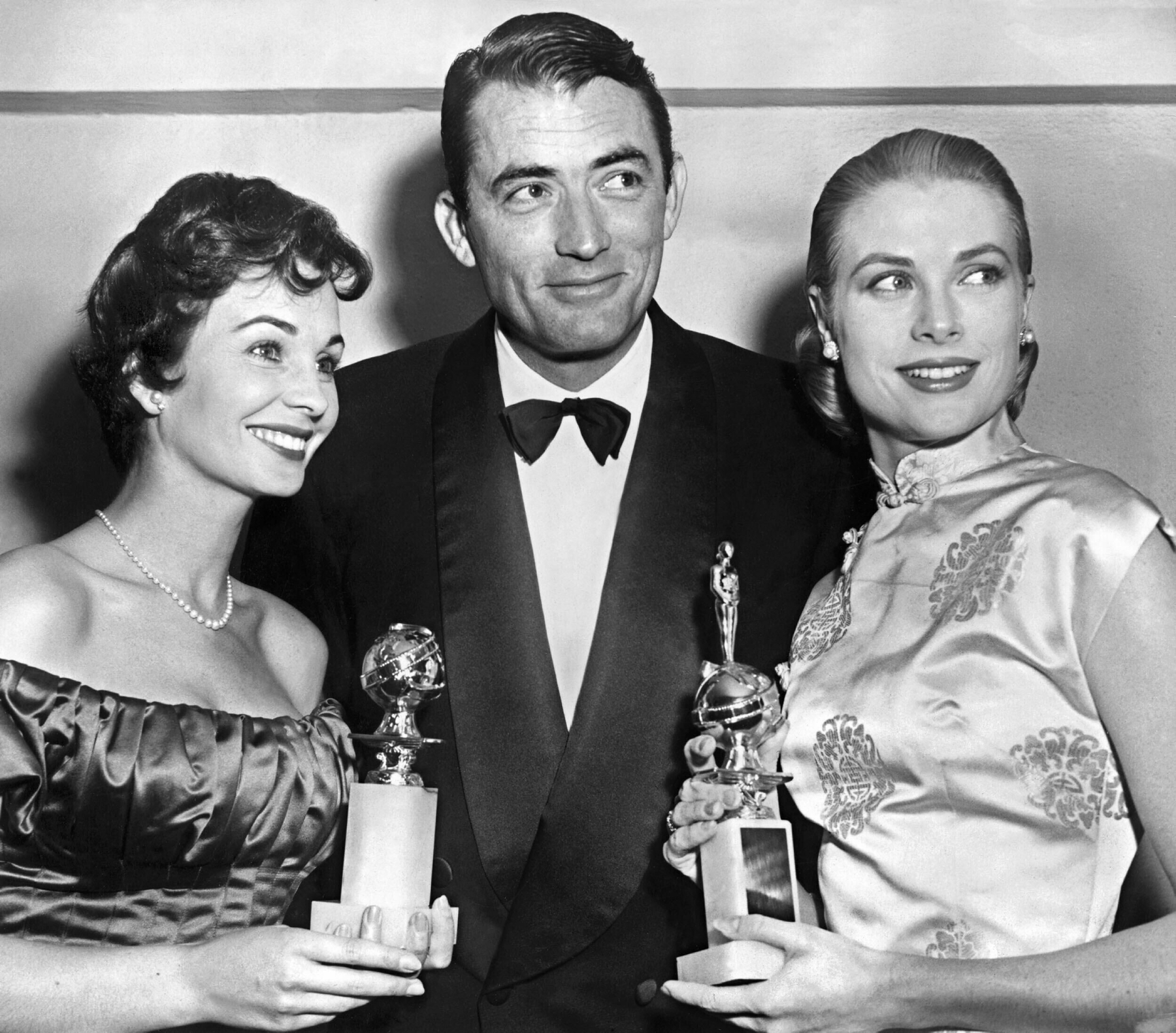 Grace Kelly, Gregory Peck i Jean Simmons podczas 10. dorocznej ceremonii wręczenia Złotych Globów w Hollywood, 23 lutego 1953 r.