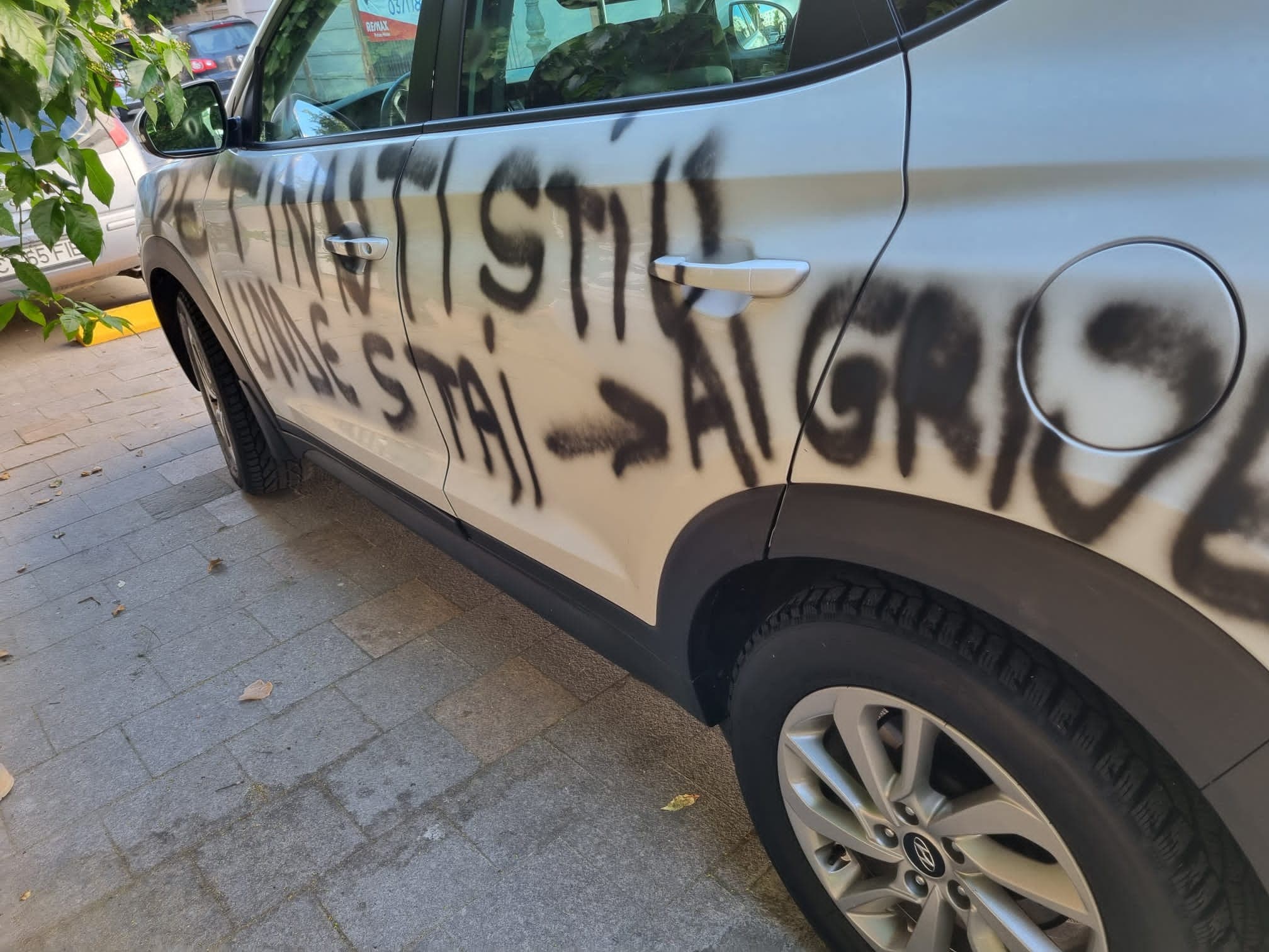 Un judecător din Medgidia a fost amenințat. „Știu unde stai, ai grijă de tine”, scris cu spray negru pe mașina sa
