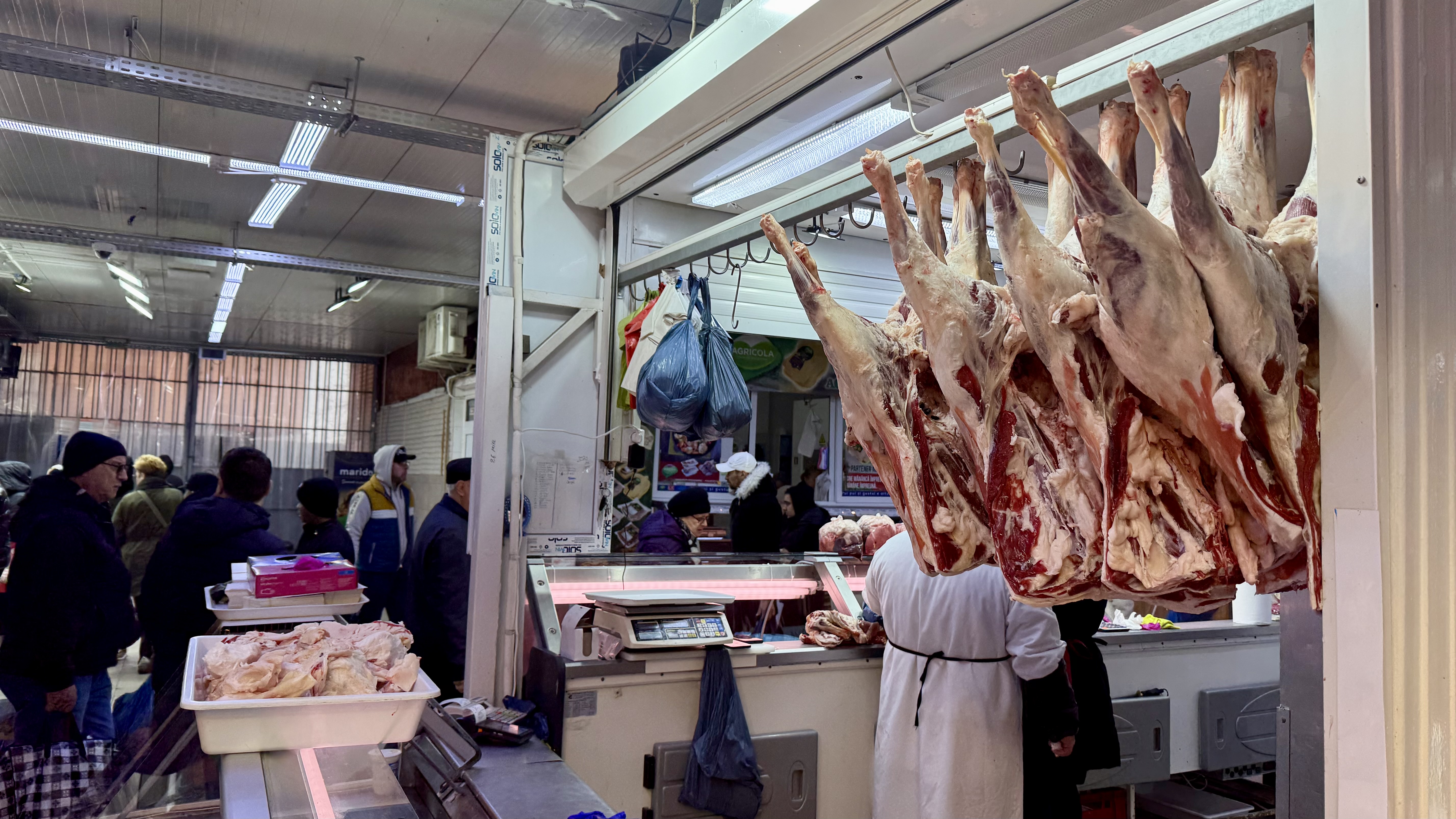Preț miei Paște 2026. Cât costă kilogramul de carne de miel la București? „Am luat jumătate și am terminat bâlciul!”