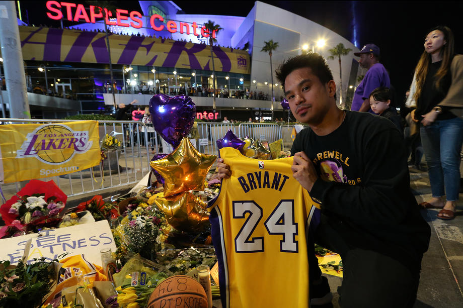 Omagii impresionante la primul meci al echipei LA Lakers după decesul lui Kobe Bryant. Jucătorii au lăsat două scaune goale pentru fostul star NBA și fiica lui Gianna