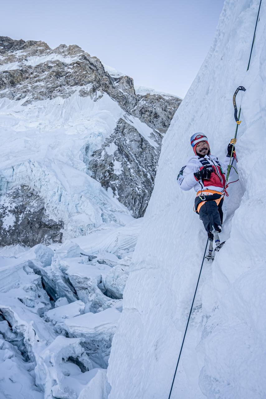 Un fost militar nepalez, cu ambele picioare amputate, a urcat pe Everest. „A făcut istorie!”