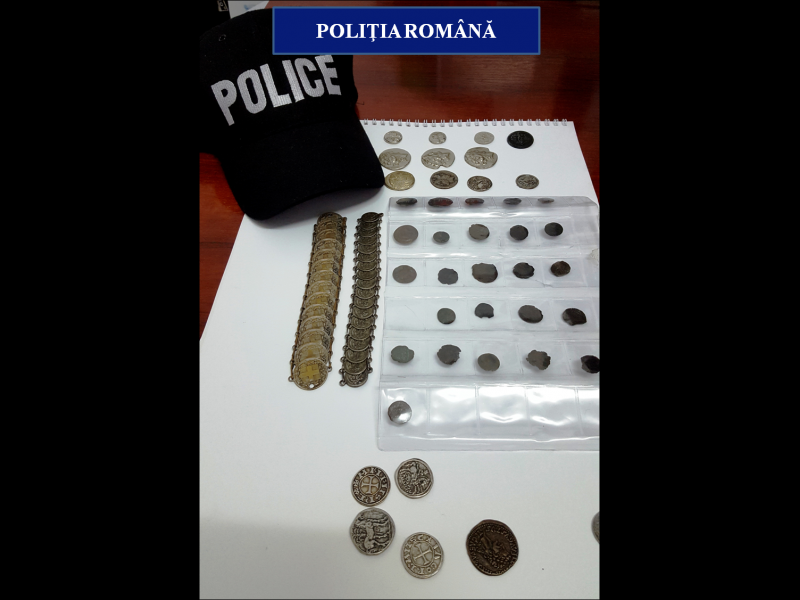 Un bărbat din Craiova a vrut să vândă monede antice pe Internet. E cercetat acum de Poliție