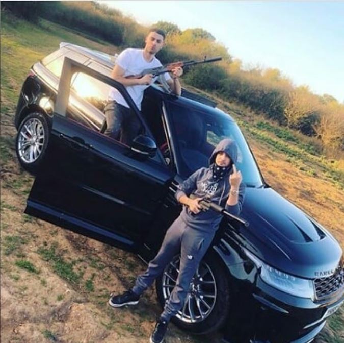 GALERIE FOTO| Gangsterii albanezi din Marea Britanie se laudă pe rețelele de socializare cu drogurile, armele și averile pe care le fac din afaceri ilegale