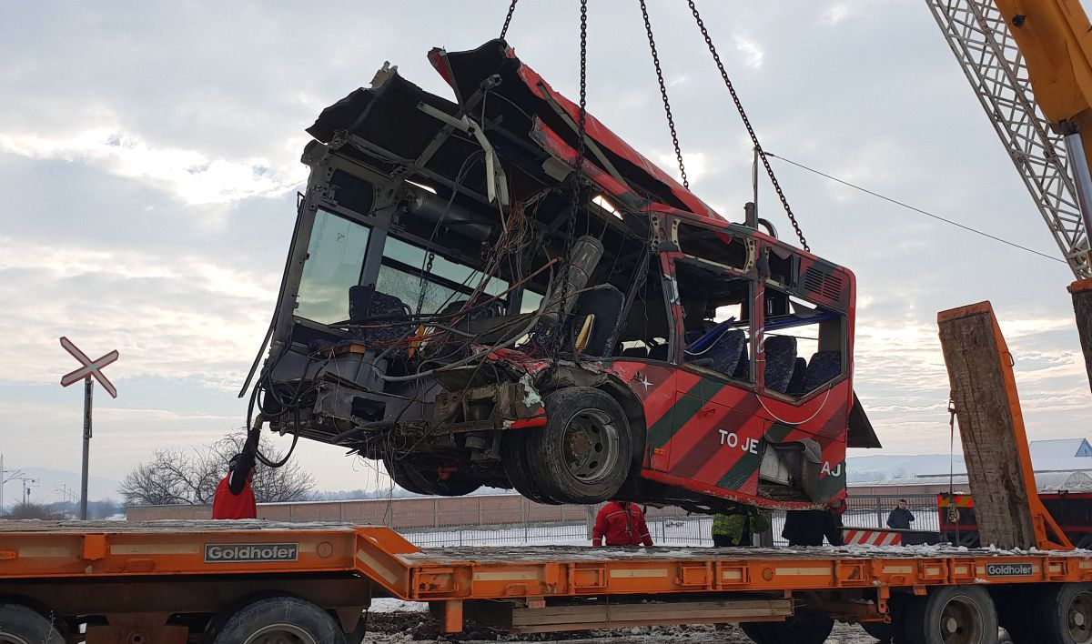 Cinci persoane au murit într-un accident feroviar în Serbia. Un autocar cu elevi a fost pur și simplu rupt în două de un tren