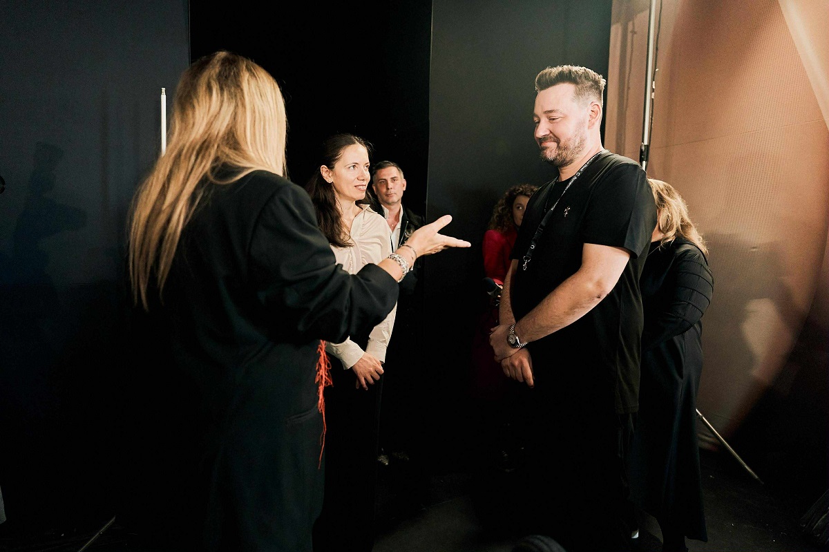 Mirabela Grădinaru, apariție elegantă la Romanian Fashion Week Bucharest 2025. Cât costă bluza purtată la eveniment de partenera lui Nicușor Dan