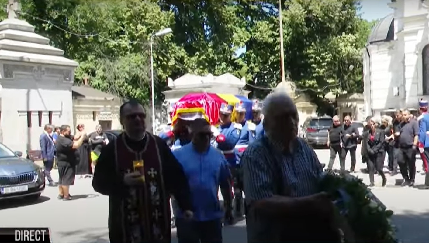 Imagini de la înmormântarea lui Ion Cernea. Susținută de copiii Ciprian și Irinuca, Irina Loghin și-a condus soțul pe ultimul drum cu onoruri militare