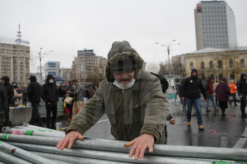 UPDATE. Protest și incidente în Piața Victoriei. Anchetă MAI după împiedicarea organizării târgului de Crăciun/ FOTO