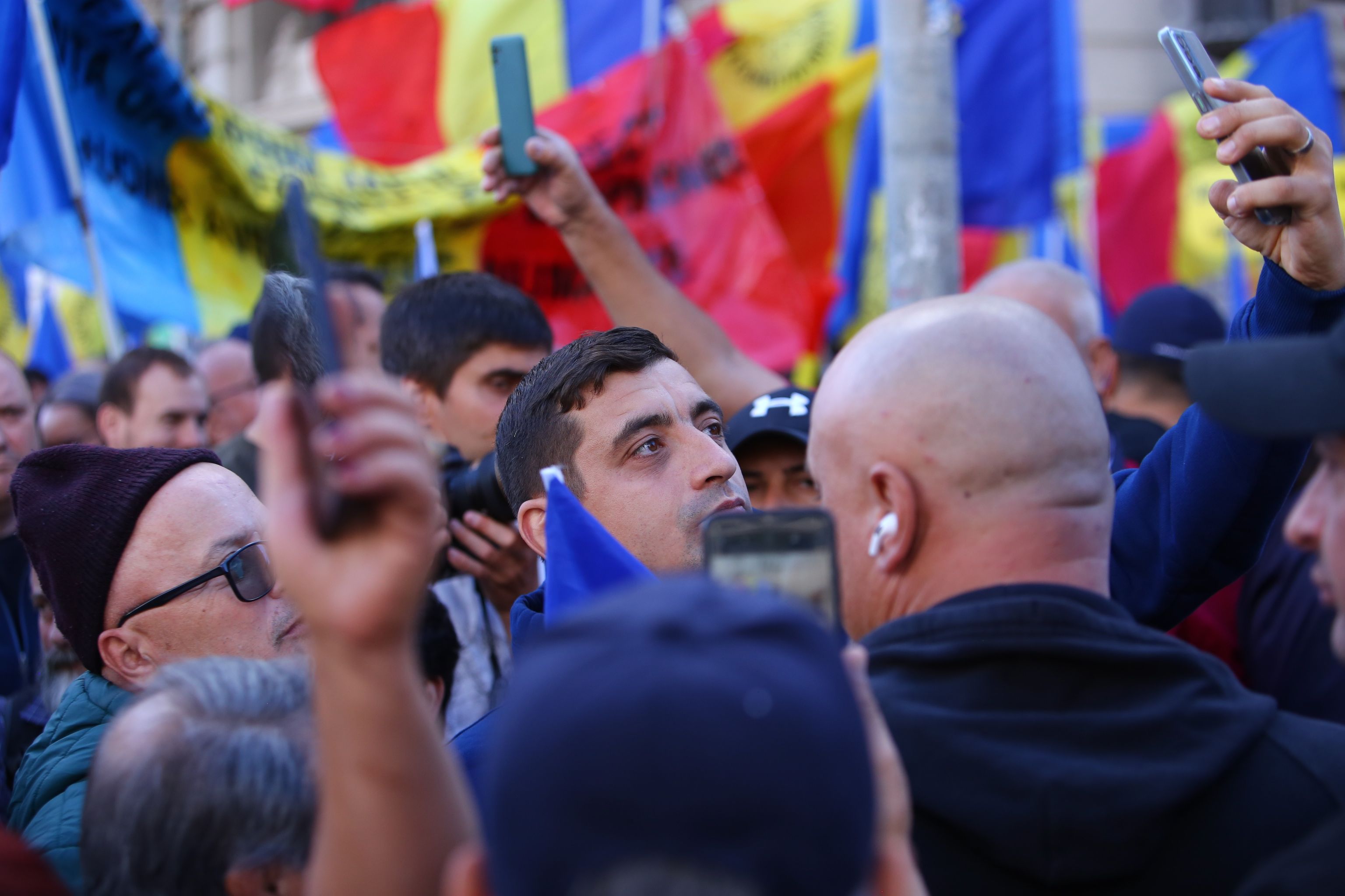 Scandal între taberele Simion și Șoșoacă, la protestul AUR. Manifestanții, despărțiți de jandarmi