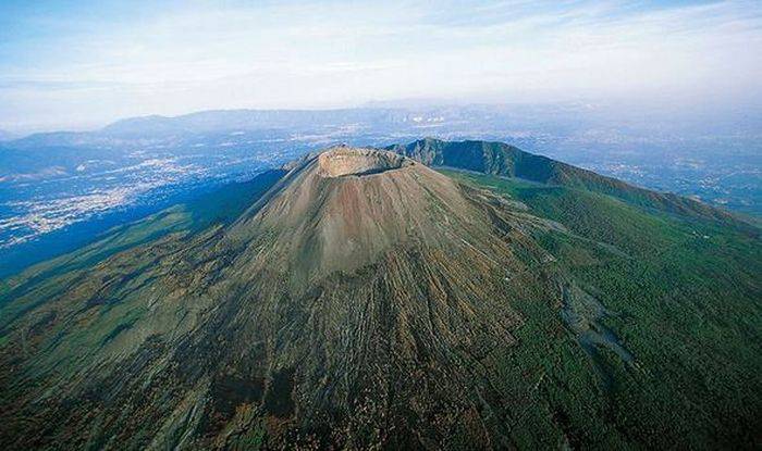 Vulcanul cu un lac de lavă de 396.240 de metri pătrați. Pericol uriaș pentru orașele din apropierea zonelor de erupție