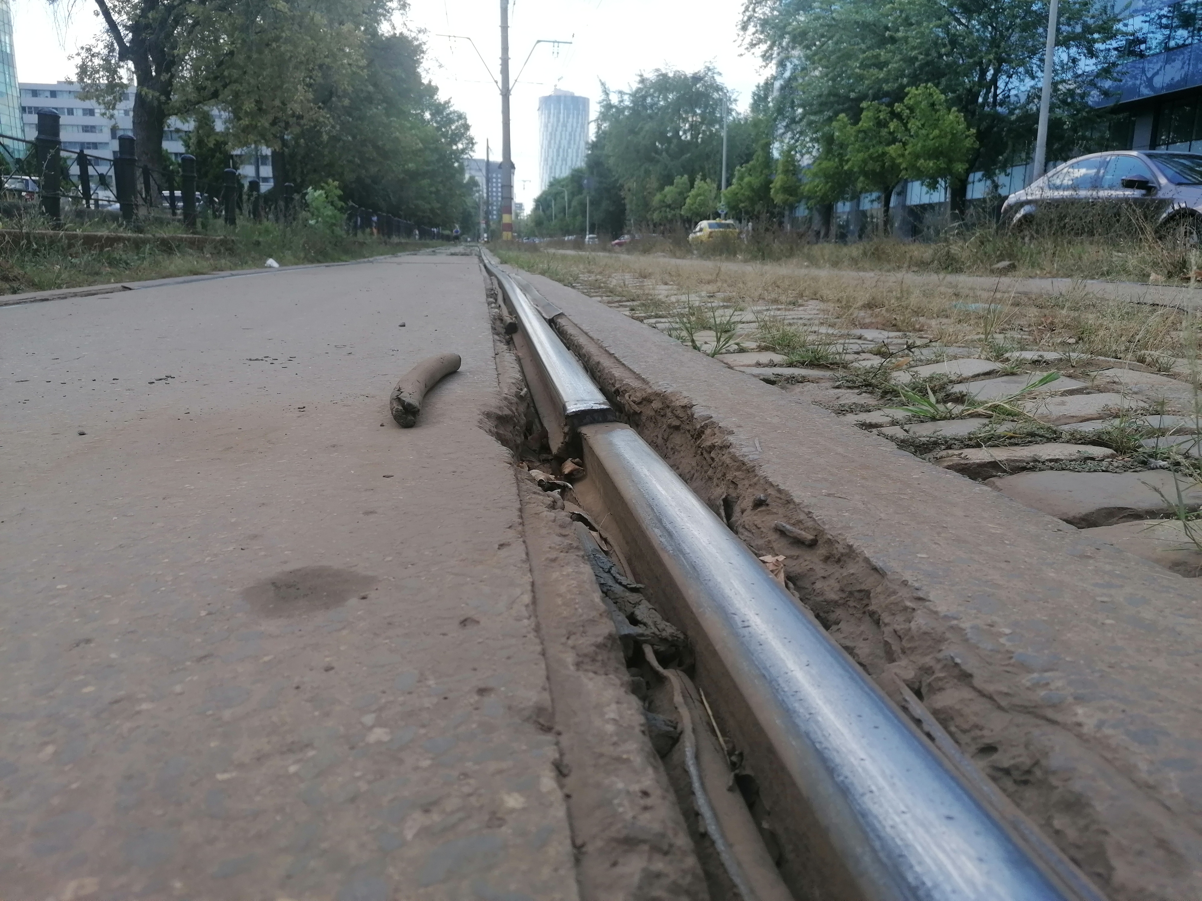 Gropi, șine rupte și segmente lipsă. Imagini cu liniile de tramvai care îi înspăimântă pe bucureștenii care vin la muncă în Pipera: „Mai bine cobor cu două stații înainte”