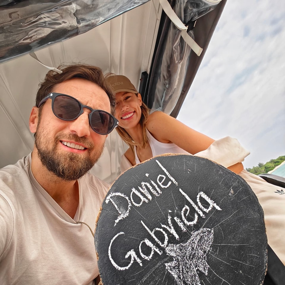 Dani Oțil și soția Gabriela au plecat din țară înainte de Crăciun. Unde se relaxează: „Strângem bani pentru școala lui Tiago?! Poate de iarna viitoare”