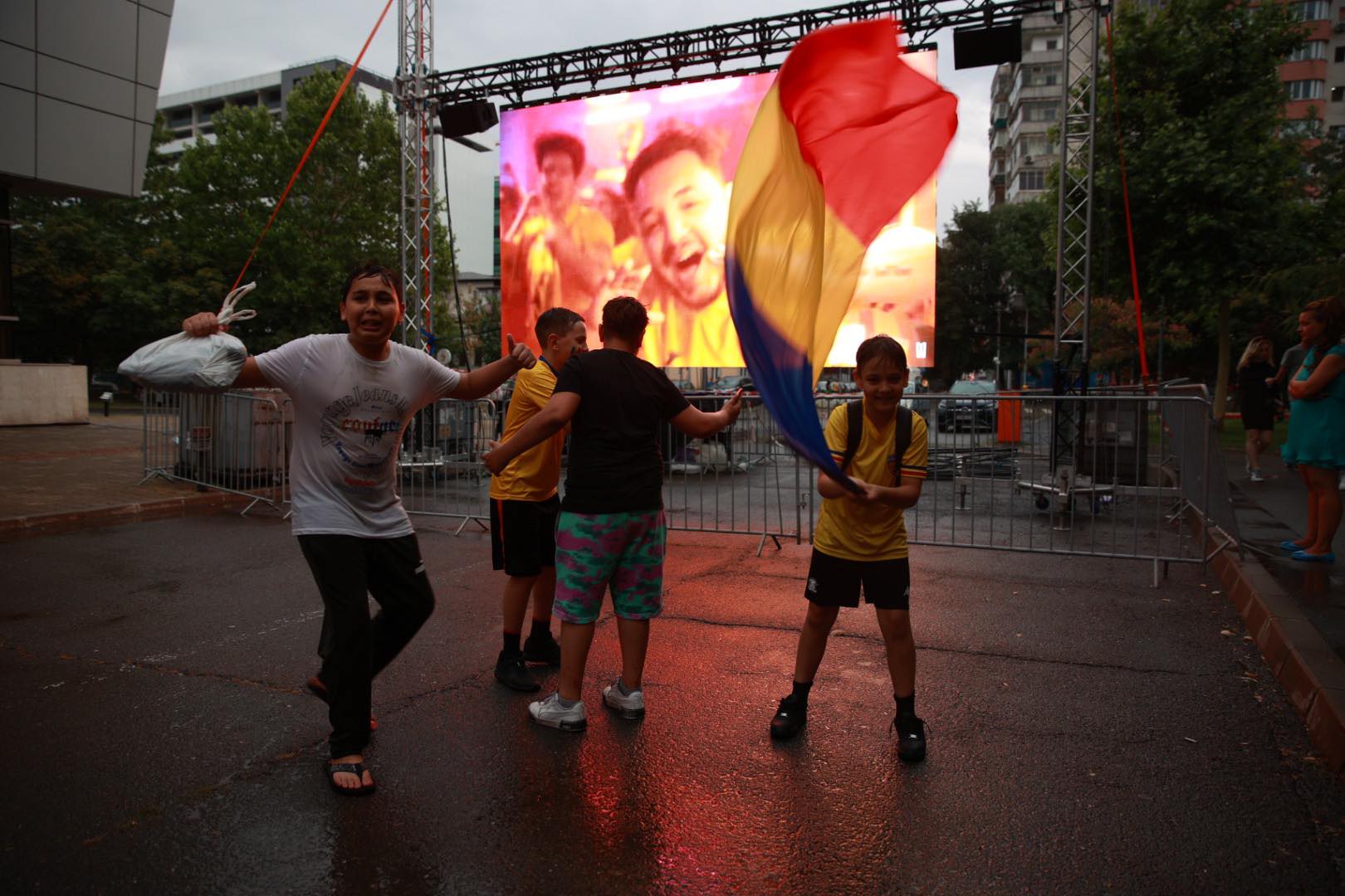 Fanii au urmărit România – Olanda pe ecrane gigant, la București, pe ploaie. Unde s-a văzut în Capitală meciul din „optimile” Euro 2024