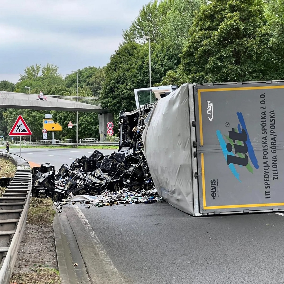 Un șofer român de TIR a închis timp de 20 de ore o șosea germană abia deschisă după ce fusese dezamorsată o bombă