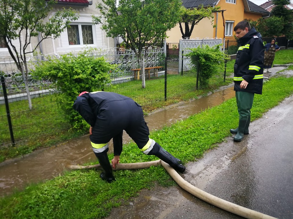 Vremea rea a făcut prăpăd în zece județe. Peste 300 de gospodării au fost evacuate