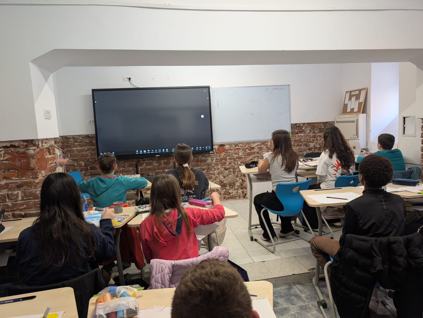 Așa arată România educată. Imagini dezolante într-un liceu din Timișoara. Elevi înghesuiți la subsol, în clase pline de igrasie și mucegai.  „Venim cu măști de protecție ca pe timpul pandemiei de Covid”