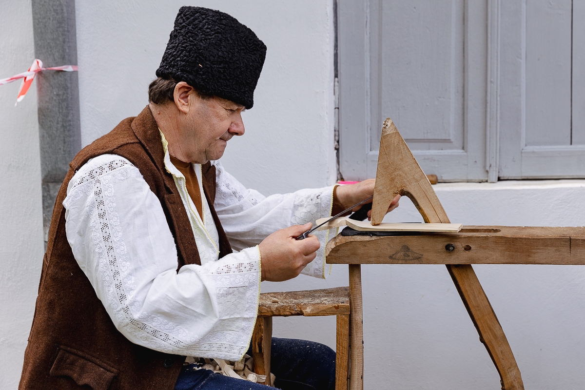 De Paști, la Muzeul Satului Vrâncean, sute de copii au lăsat smartphone-ul și au pus mâna pe chișiță, să încondeieze ouă. „Unii chiar au îndemânare, au ieșit lucruri faine”