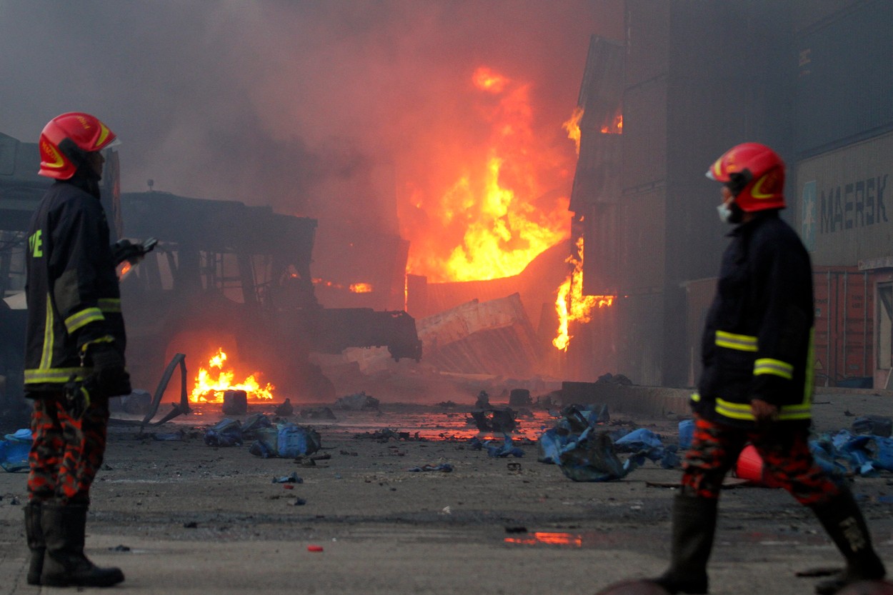 Tragedie în Bangladesh. Peste 40 de morți și sute de răniți, într-un incendiu de proporții la un depozit