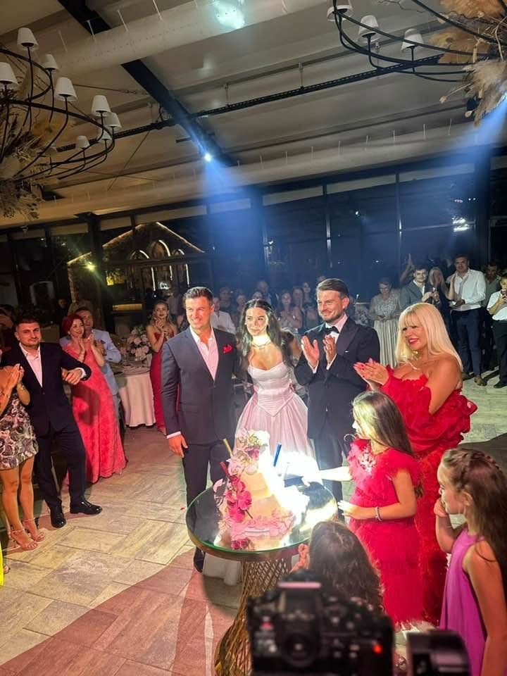 Elena Udrea, apariție spectaculoasă în rolul de nașă. Imagini cu rochia roșie cu trenă aleasă pentru marele eveniment
