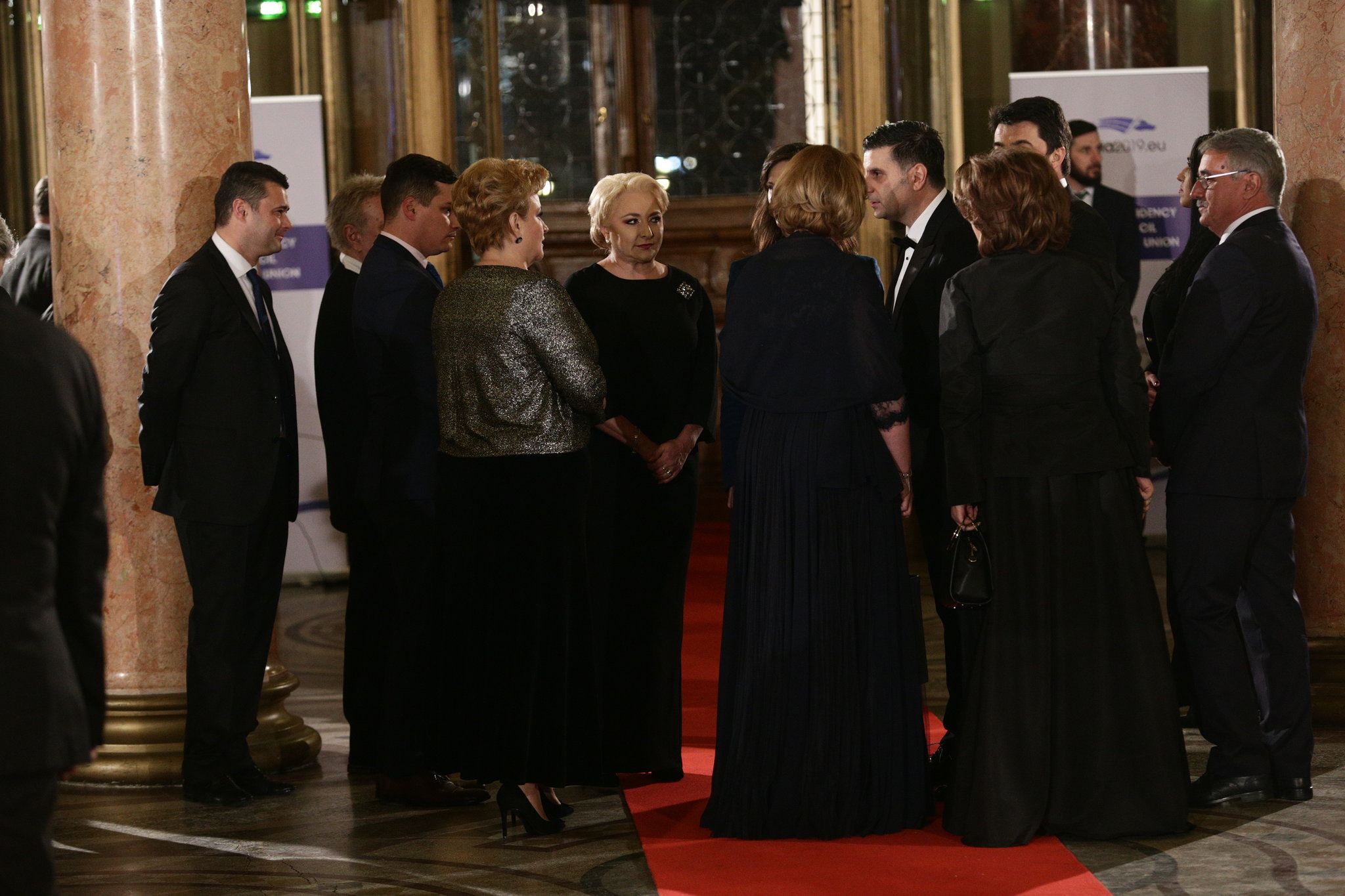 Ce nu s-a văzut la ceremonia preluării Președinției Consiliului UE: brambureală la primirea invitaţilor, aglomeraţie în sală, adversarii politici prietenoși - FOTO