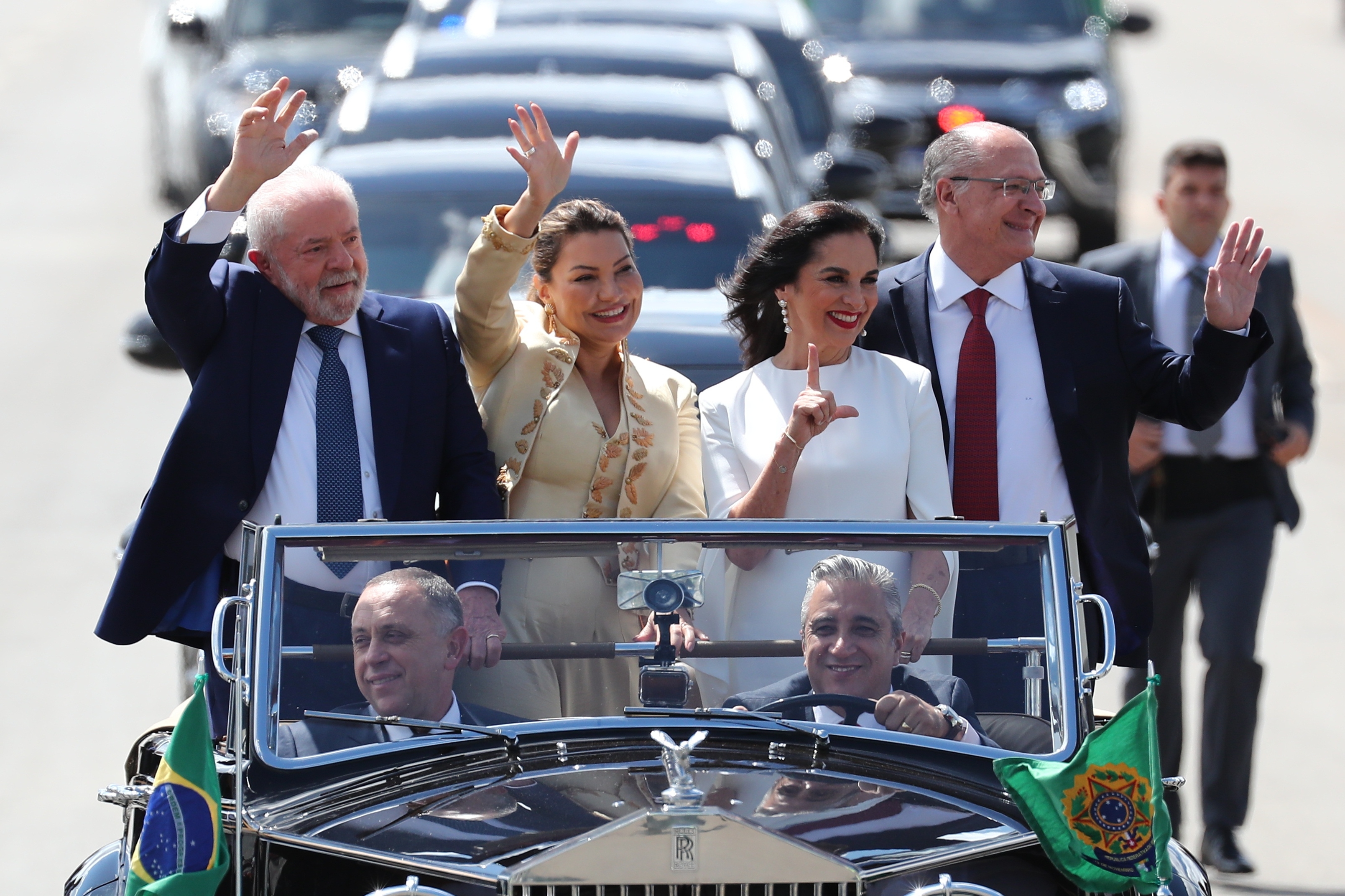 Noul președinte al Braziliei a depus jurământul. Lula și soția sa s-au plimbat prin capitală într-o mașină decapotabilă
