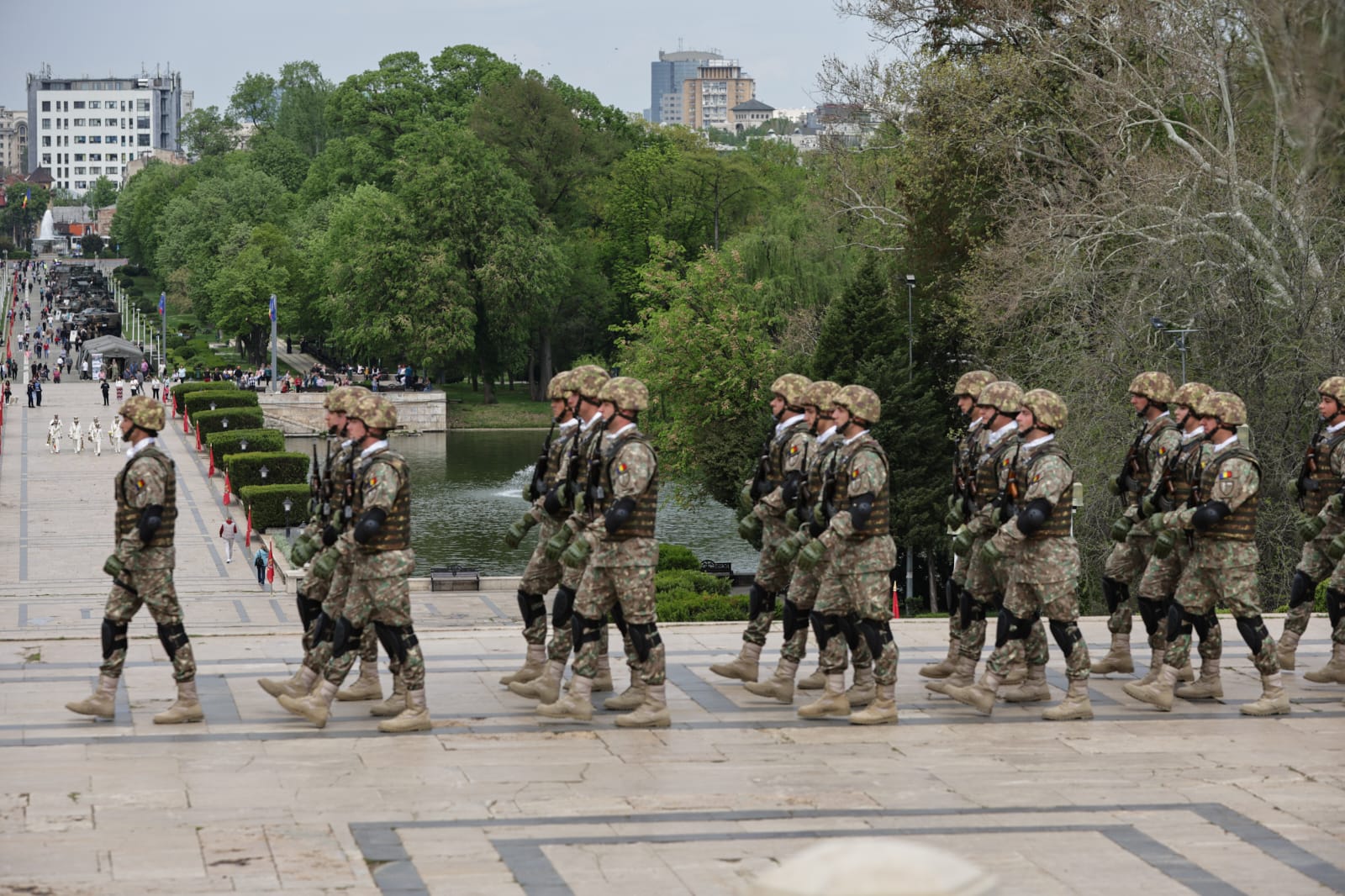 Ziua Forțelor Terestre 2025. Ilie Bolojan a vizitat fără Marcel Ciolacu expoziția de echipamente și tehnică militară din Parcul Carol | VIDEO