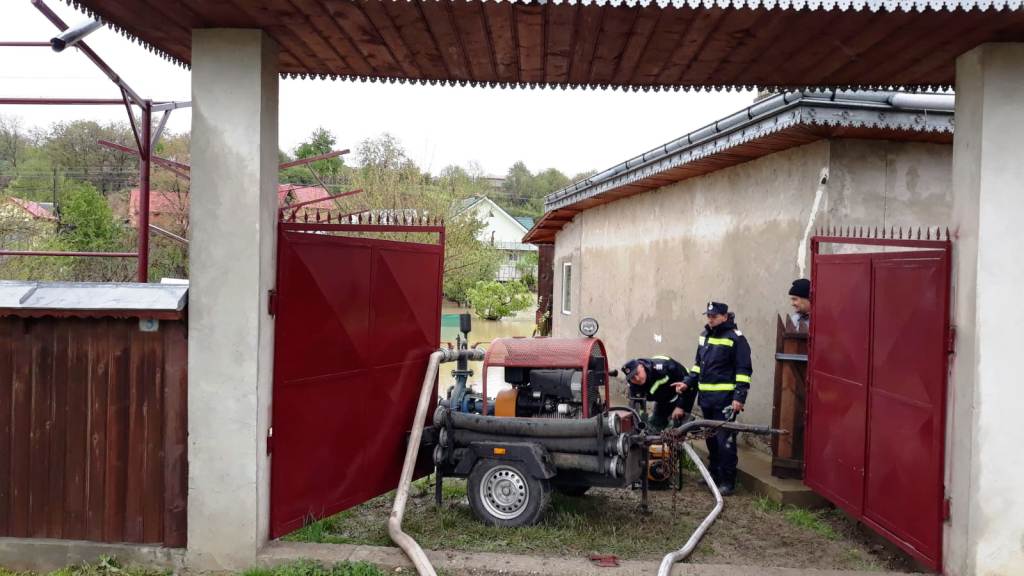 Inundații puternice în peste 20 de localități din Neamț. Zeci de gospodării, drumuri și terenuri, acoperite de ape / FOTO&VIDEO