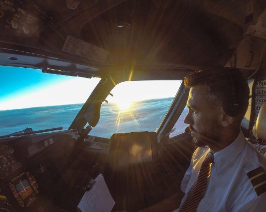 FOTO | Nu-i vecina cea frumoasă scoate capul pe ferastră, e pilotul de Dubai cu un selfie controversat. Gestul care a atins noi culmi de inconștiență