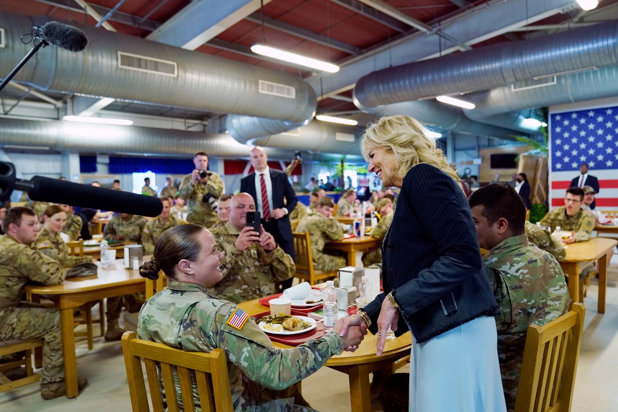 Imagini de la vizita lui Jill Biden la baza militară de la Mihail Kogălniceanu. Prima Doamnă, la masă alături de soldații americani