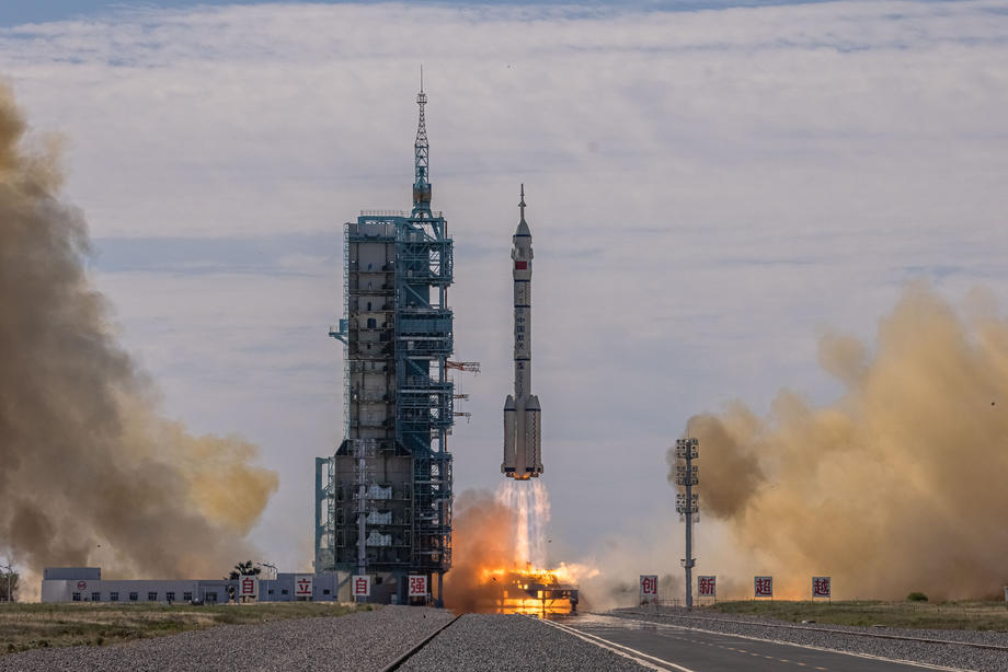 China a lansat prima sa misiune în spaţiu cu echipaj uman după o pauză de aproape cinci ani