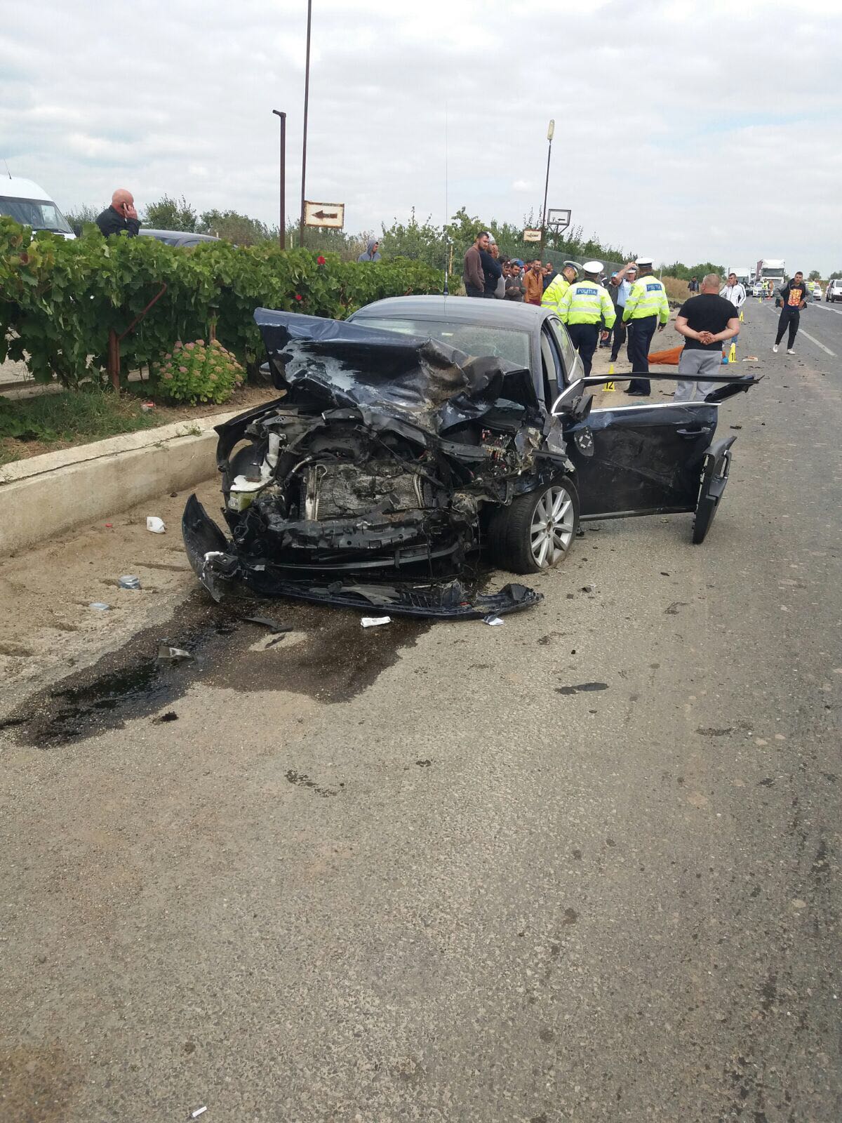 GALERIE FOTO/Un mort și patru răniți pe DN 2 E 85, în judeţul Vrancea, după ce două mașini s-au ciocnit