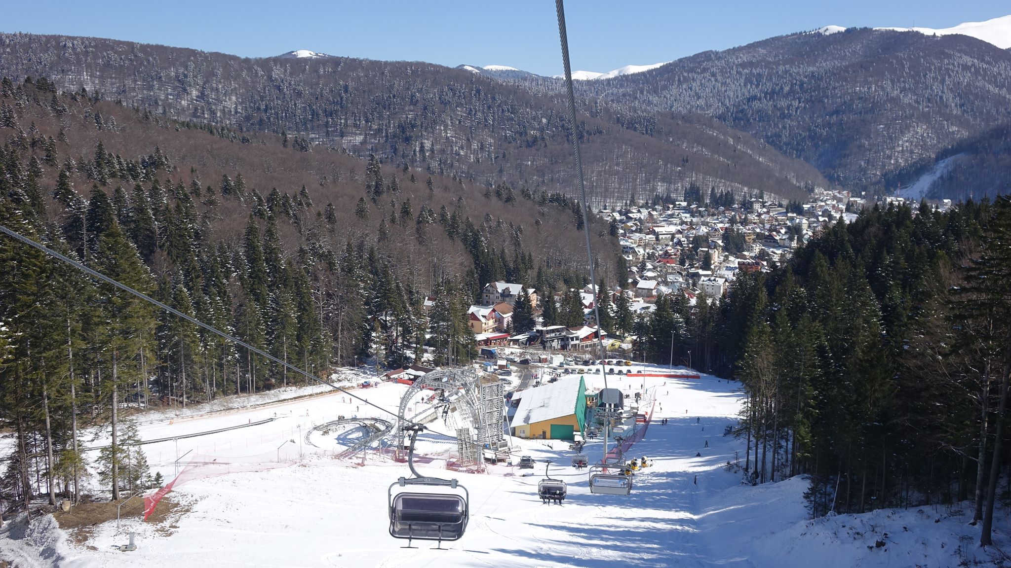 TURIST ÎN ȚARA MEA. Motive să mergi de Paști pe Valea Prahovei: schi și snowboard în mijlocul primăverii și plimbări în poienițe cu brândușe
