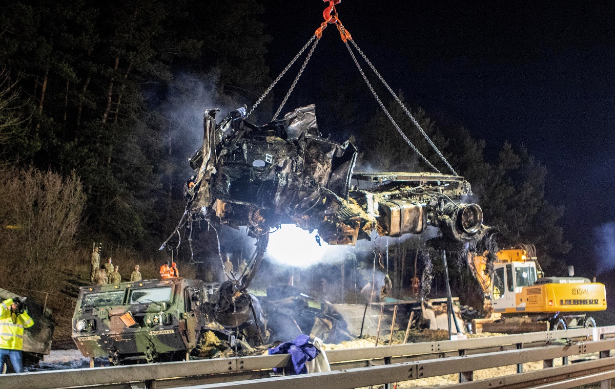 VIDEO | Convoi militar american în flăcări, în Germania. Un transportor plin cu soldați, lovit de un camion: un mort și opt răniți