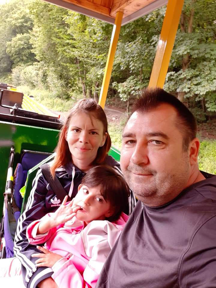 Mindenről lemondanának, hogy a lányukon, Karolán segíthessenek: autóra van szüksége a Csikány családnak