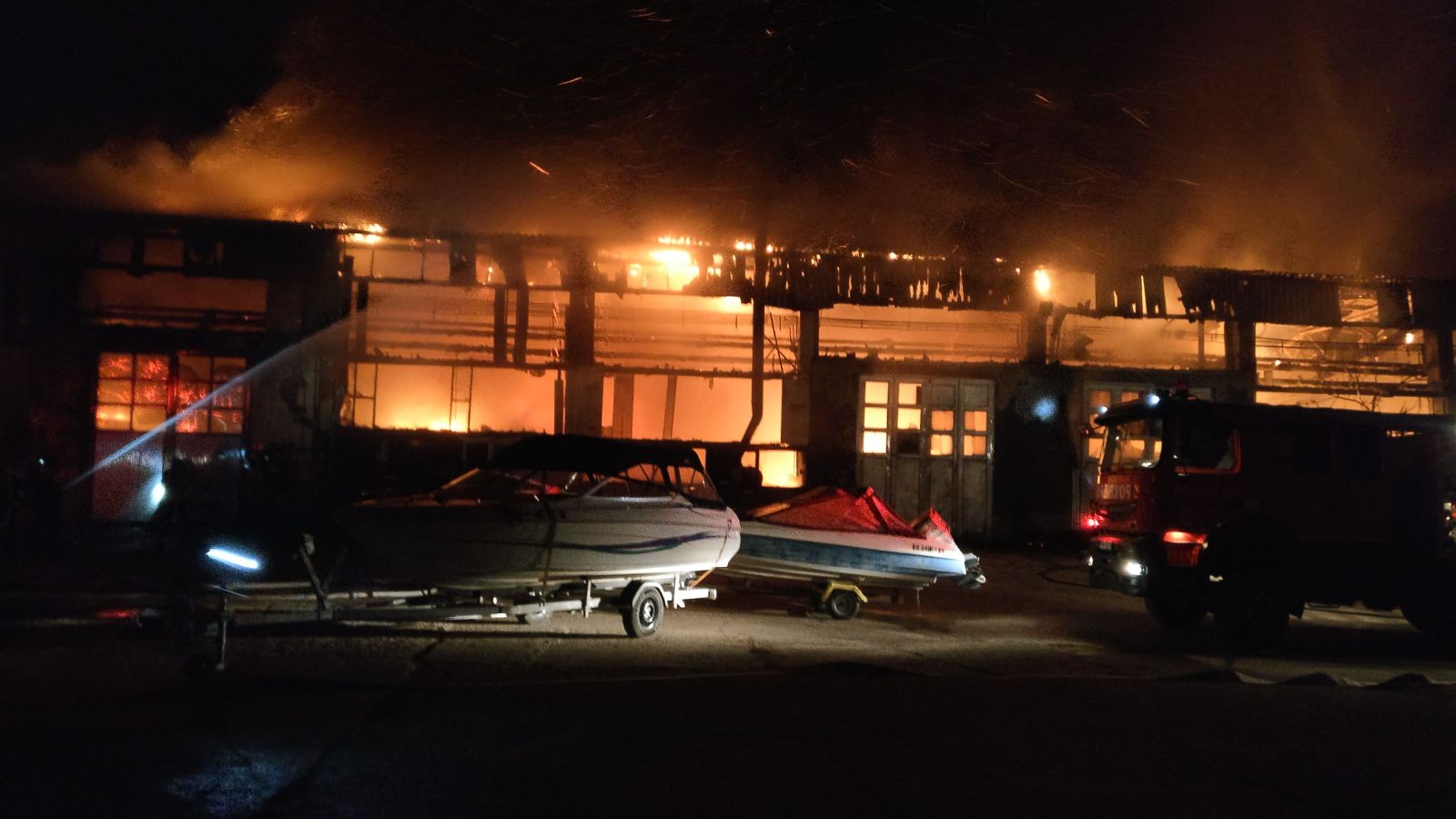 Incendiul violent la societatea de transport public din Tulcea a fost stins. „Pagubele sunt foarte mari” | FOTO&VIDEO