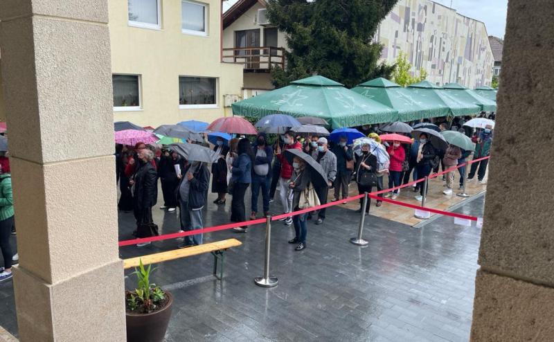 La Blaj, oamenii au stat la coadă în ploaie, după ce s-au epuizat vaccinurile. DSP a trimis doze suplimentare