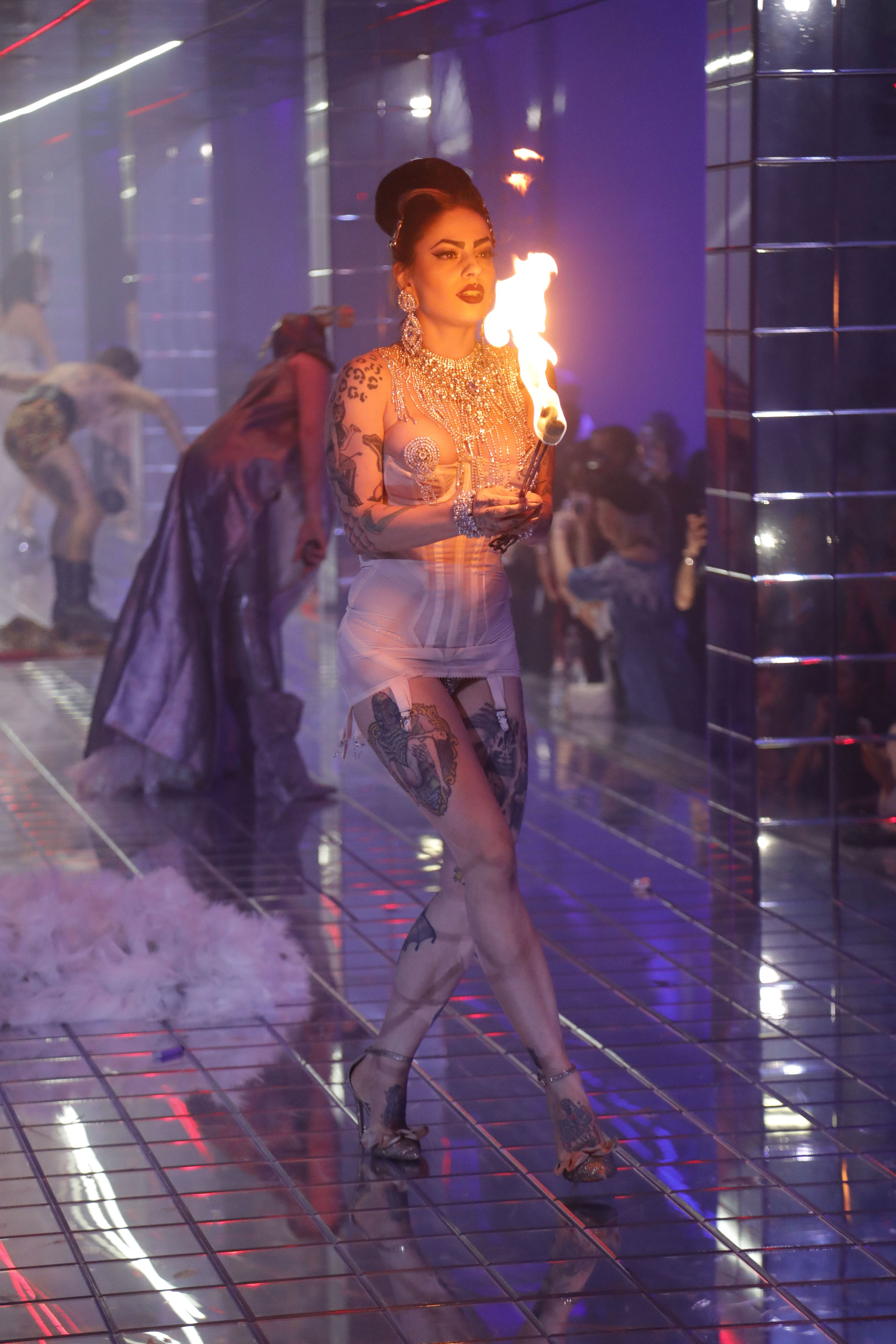 FOTO | Fostul iubit al Mădălinei Ghenea și-a pus manechinele să defileze aproape dezbrăcate la show-ul de modă de la Milano