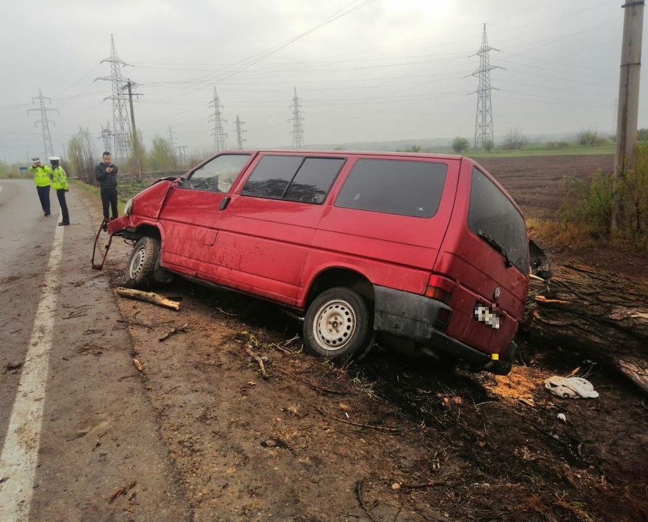 Accident pe DN1A, în Prahova. O persoană a murit şi 4 au fost rănite, după ce dubiţa în care se aflau a intrat într-un pom (FOTO & VIDEO)