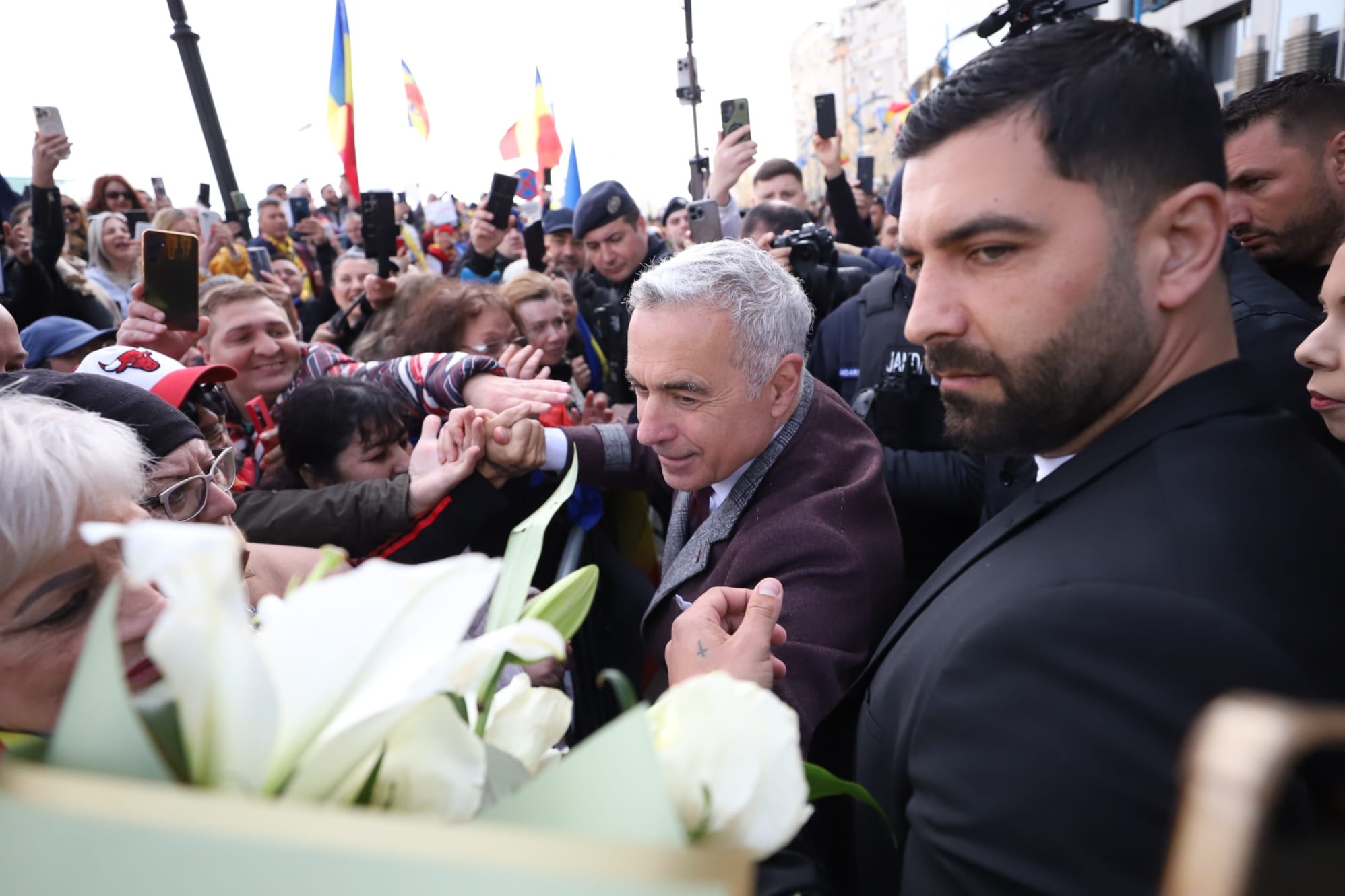Călin Georgescu, în fața judecătorilor de la Înalta Curte. Susținătorii lui au venit cu porumbei albi și flori: „Pace, credință și iubire”