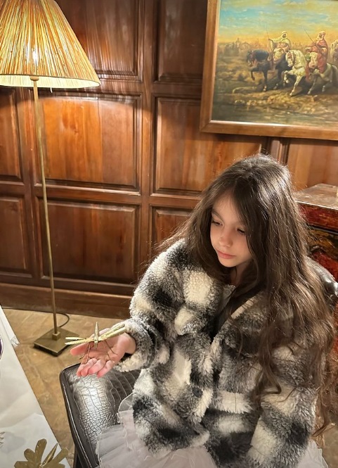 Imagini rare cu fiica Mădălinei Ghenea. Cât a crescut Charlotte, care la șase ani e pasionată de olărit