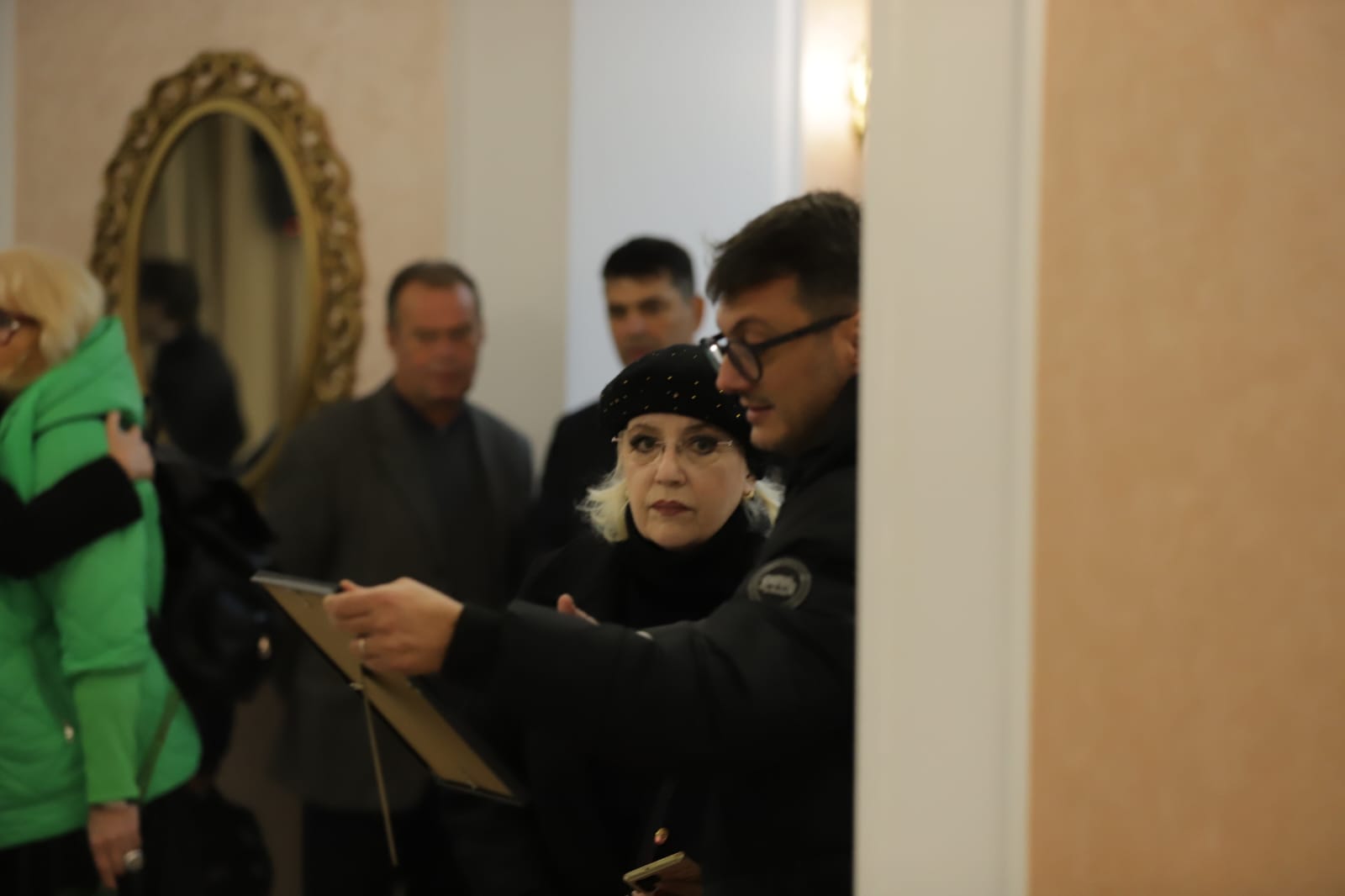Cum a apărut Nidia Moculescu lângă sicriul cu trupul neînsuflețit al lui Horia Moculescu. Primele imagini