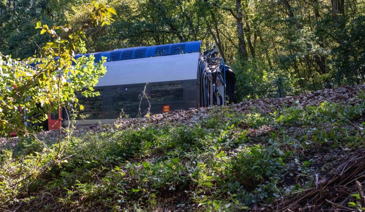 O șină de până la 300 kg ar putea fi cauza deraierii trenului cu 186 de oameni din Franța. Cum a ajuns pe calea ferată